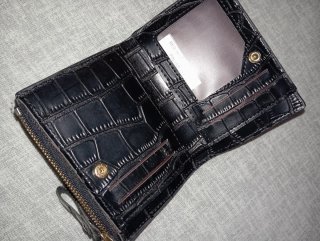 Cartera negra efecto piel cocodrilo