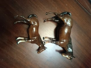 Caballos de cerámica marrones y negros