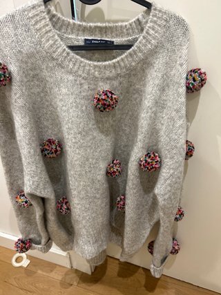 Jersey lana gris con borlas multicolor