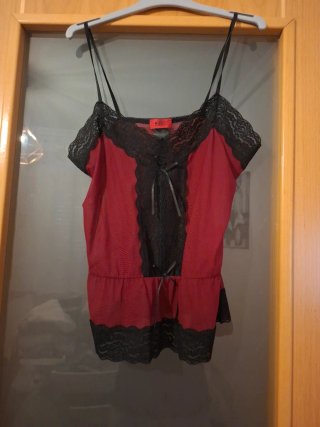 Top lencero Hugo Boss rojo y encaje negro