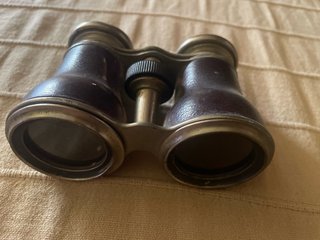 Prismáticos antiguos de latón y piel
