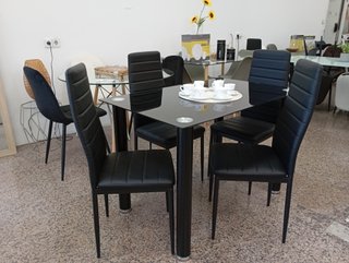 Mesa comedor + 4 sillas Negras. Cómoda. ¡OFERTA!