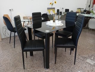 Mesa comedor + 4 sillas Negras. Cómoda. ¡OFERTA!
