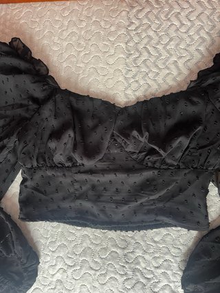 Top negro Shein plumeti mangas abullonadas XS