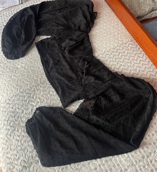Top negro Shein plumeti mangas abullonadas XS