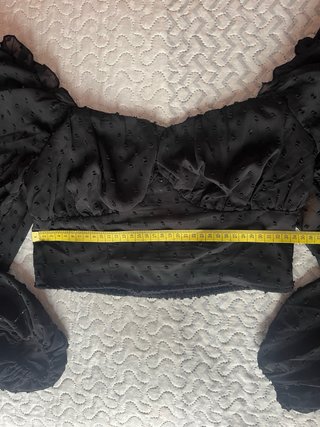 Top negro Shein plumeti mangas abullonadas XS