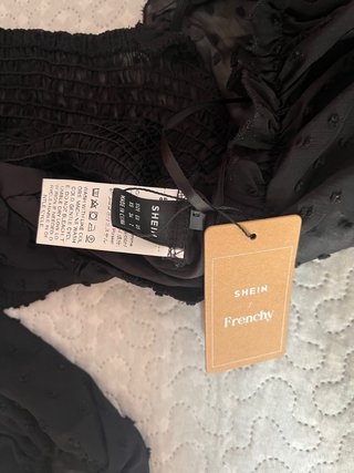 Top negro Shein plumeti mangas abullonadas XS