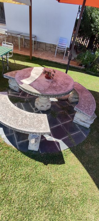 Mesa y 3 bancos piedra jardín rústica