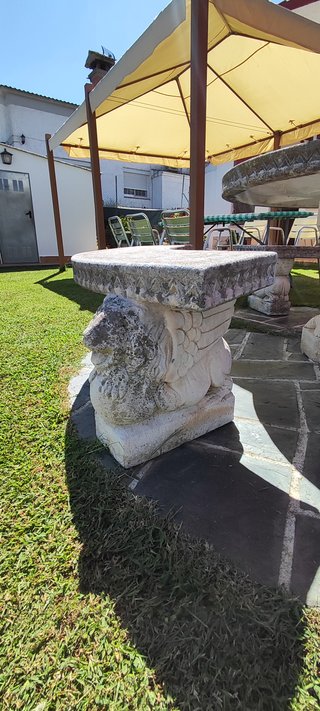 Mesa y 3 bancos piedra jardín rústica