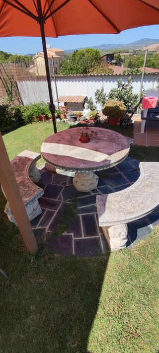 Mesa y 3 bancos piedra jardín rústica