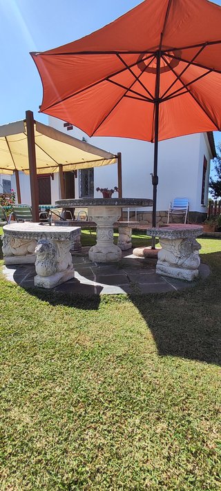 Mesa y 3 bancos piedra jardín rústica