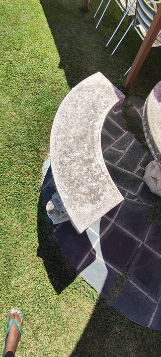 Mesa y 3 bancos piedra jardín rústica