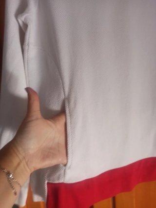 Camiseta blanca con detalles rojos