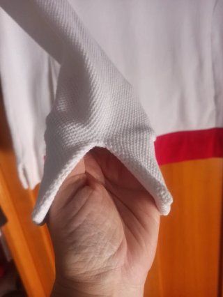 Camiseta blanca con detalles rojos