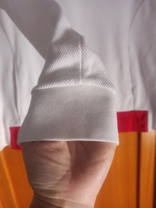 Camiseta blanca con detalles rojos