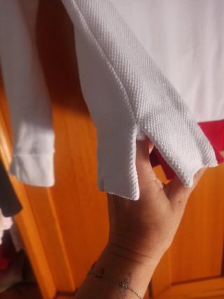 Camiseta blanca con detalles rojos