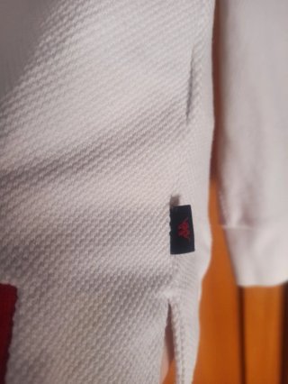 Camiseta blanca con detalles rojos