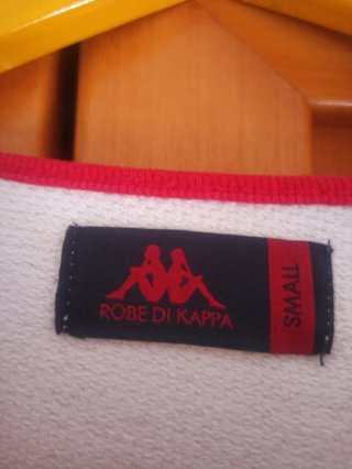 Camiseta blanca con detalles rojos