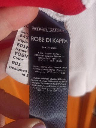 Camiseta blanca con detalles rojos