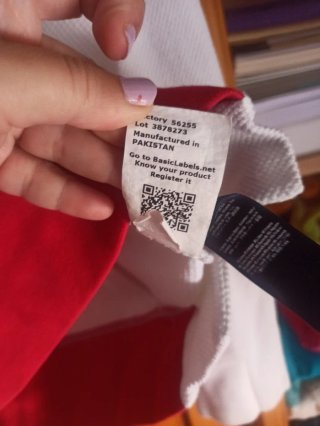 Camiseta blanca con detalles rojos