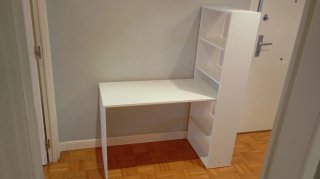 Escritorio blanco con estanterías