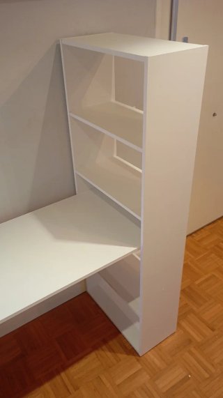 Escritorio blanco con estanterías