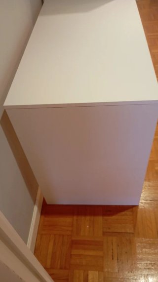 Escritorio blanco con estanterías