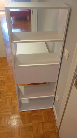 Escritorio blanco con estanterías