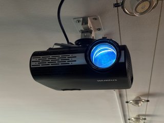 Proyector Wimius 1080p + Pantalla motorizada 84”