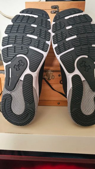Zapatillas Under Armour HOVR Negras/Blancas