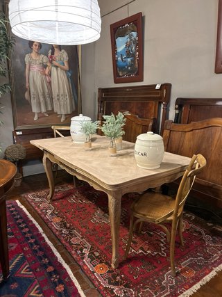 Mesa de comedor antigua