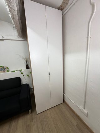 Armario de almacenaje blanco y madera,