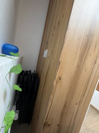 Armario de almacenaje blanco y madera,
