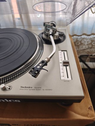 (1) Technics SL-1200MK2 Tocadiscos
