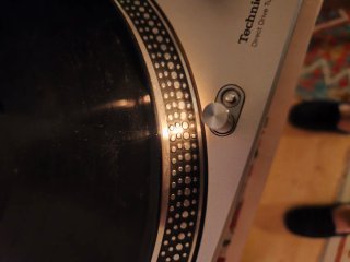 (1) Technics SL-1200MK2 Tocadiscos