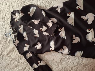 Vestido,negro, cisnes de Bimba y Lola