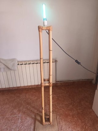 Lámpara de pie de bambú artesanal