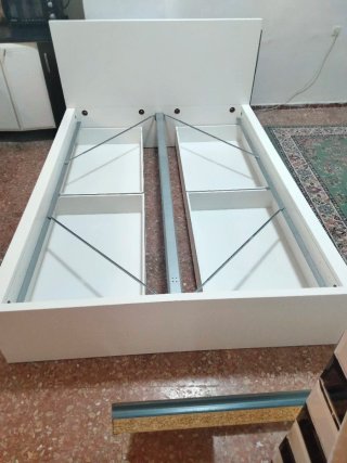 Cama blanca con cajones