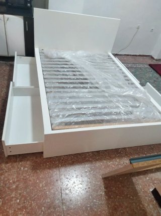 Cama blanca con cajones