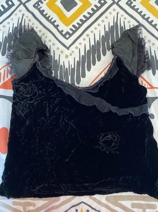 Blusa de terciopelo negro con volantes