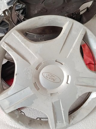 Tapacubos Ford Focus del 2003 tengo 6 tapacubos