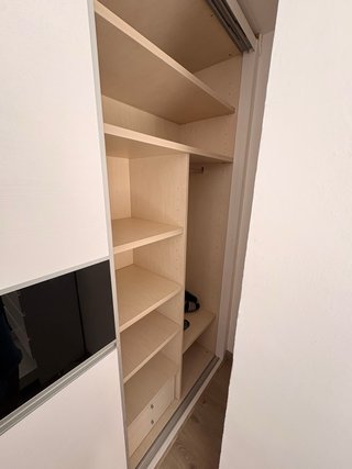 Armario blanco y negro con puertas correderas