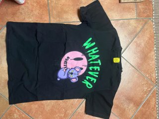 T-shirt nera con stampa koala e smiley