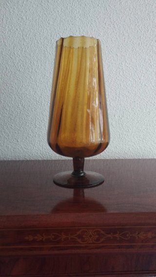 Jarrón de cristal ámbar con pie
