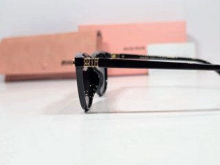 Occhiali da sole Miu Miu neri con astuccio