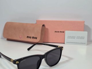 Occhiali da sole Miu Miu neri con astuccio