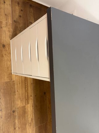 Mesa escritorio gris con cajonera Ikea