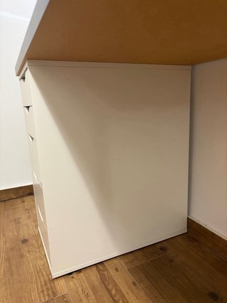 Mesa escritorio gris con cajonera Ikea