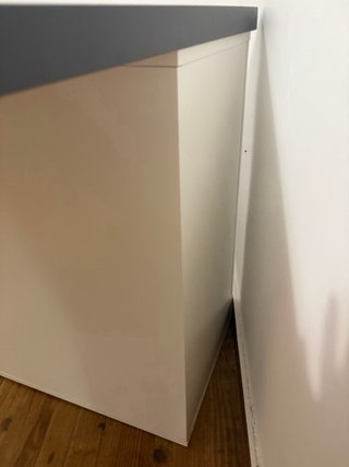Mesa escritorio gris con cajonera Ikea