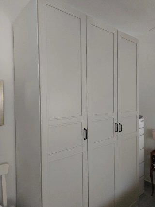 Armario ropero beige de madera de tres puertas